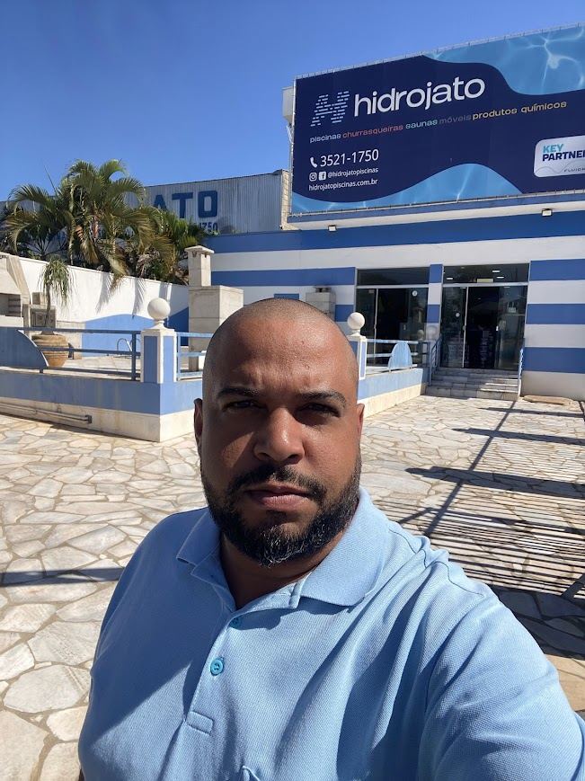 Eduardo em atendimento de campo - Hidrojato Piscinas