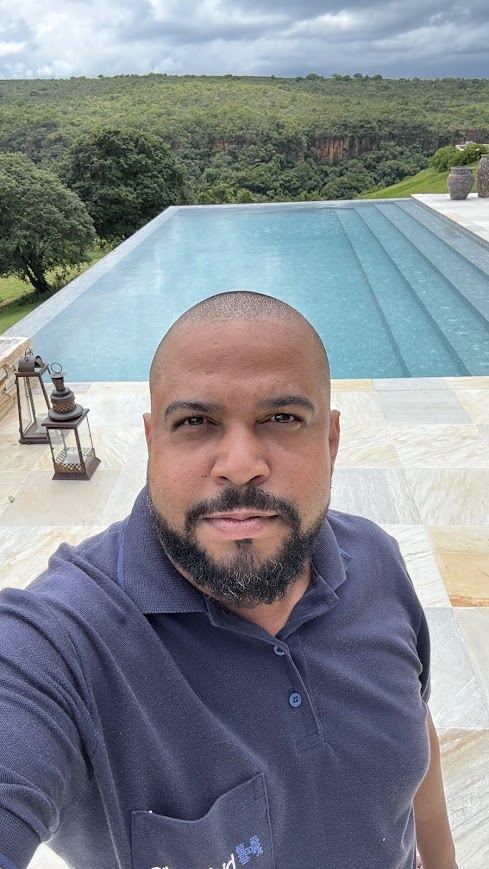 Eduardo em atendimento de campo - Hidrojato Piscinas
